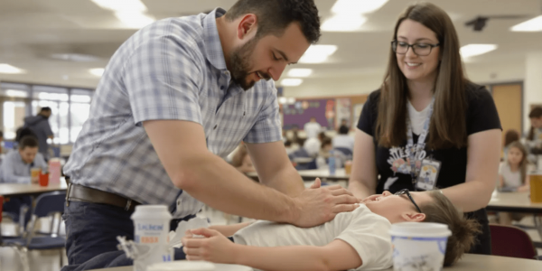 Manoeuvre Heimlich : Secours Étouffement en 4 Étapes Simples